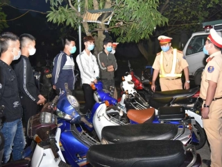 Mức phạt người điều khiển xe lạng lách, đánh võng năm 2021