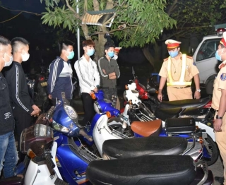Mức phạt người điều khiển xe lạng lách, đánh võng năm 2021